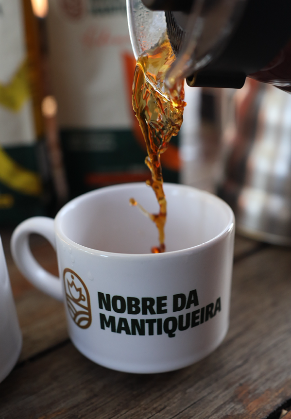 Café sendo servido em uma xícara da Nobre da Mantiqueira